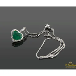 COLLARES Collar en oro blanco con esmeralda y diamantes.