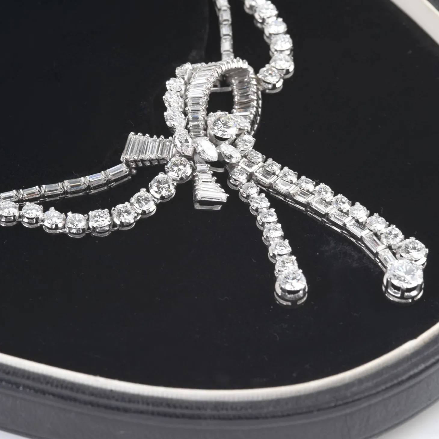 COLLARES Collar en oro blanco con brillantes peso total 17,70 ct.