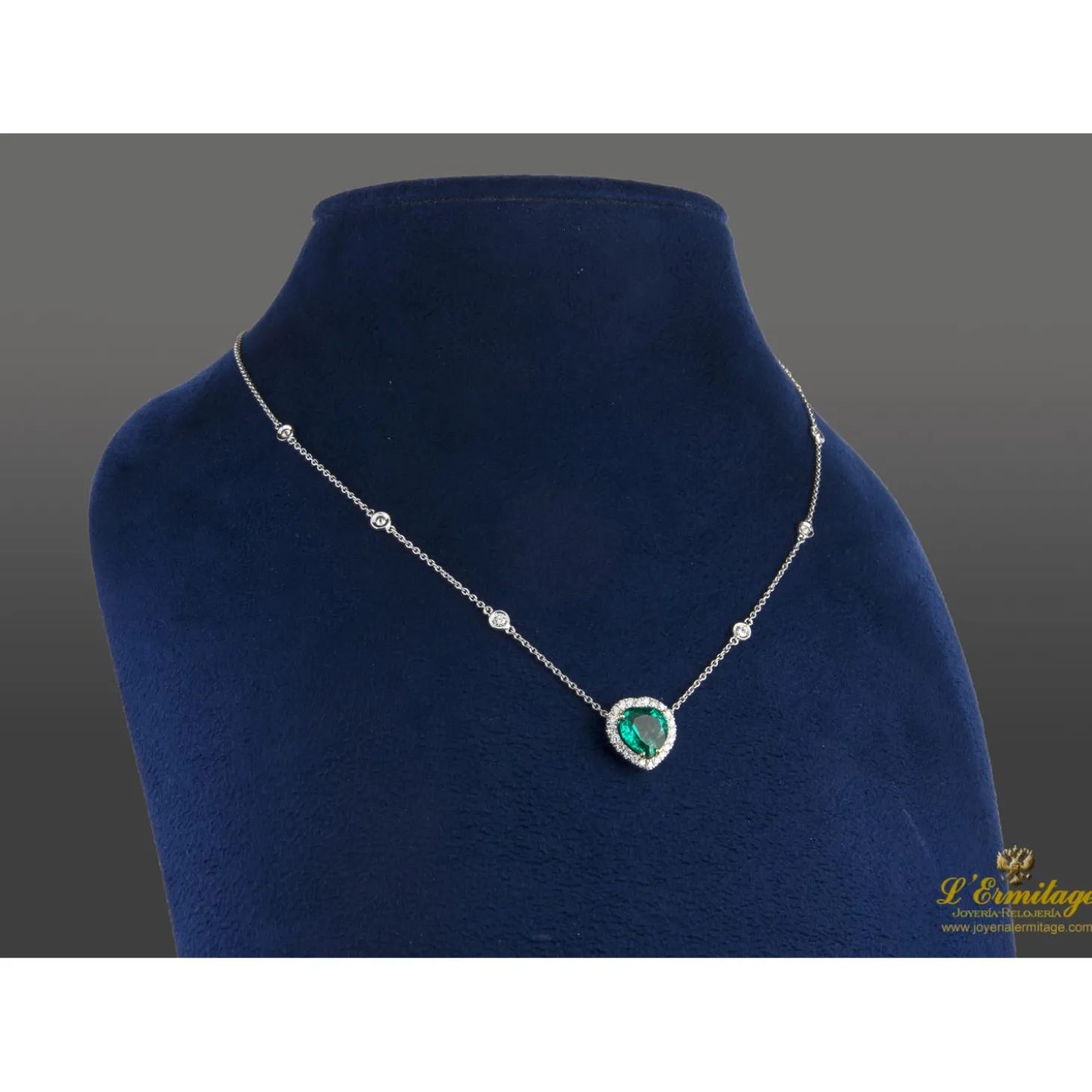 COLLARES Collar en oro blanco esmeralda y diamantes.