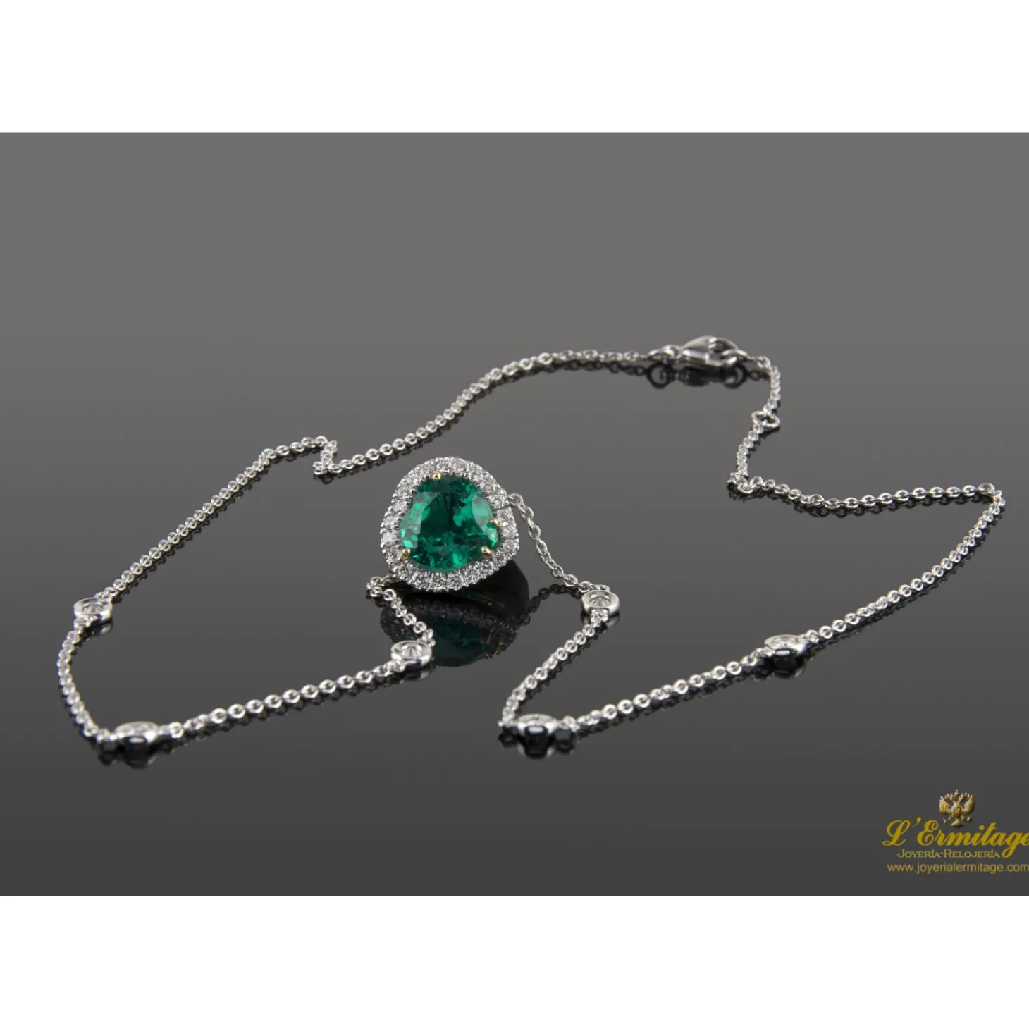 COLLARES Collar en oro blanco esmeralda y diamantes.