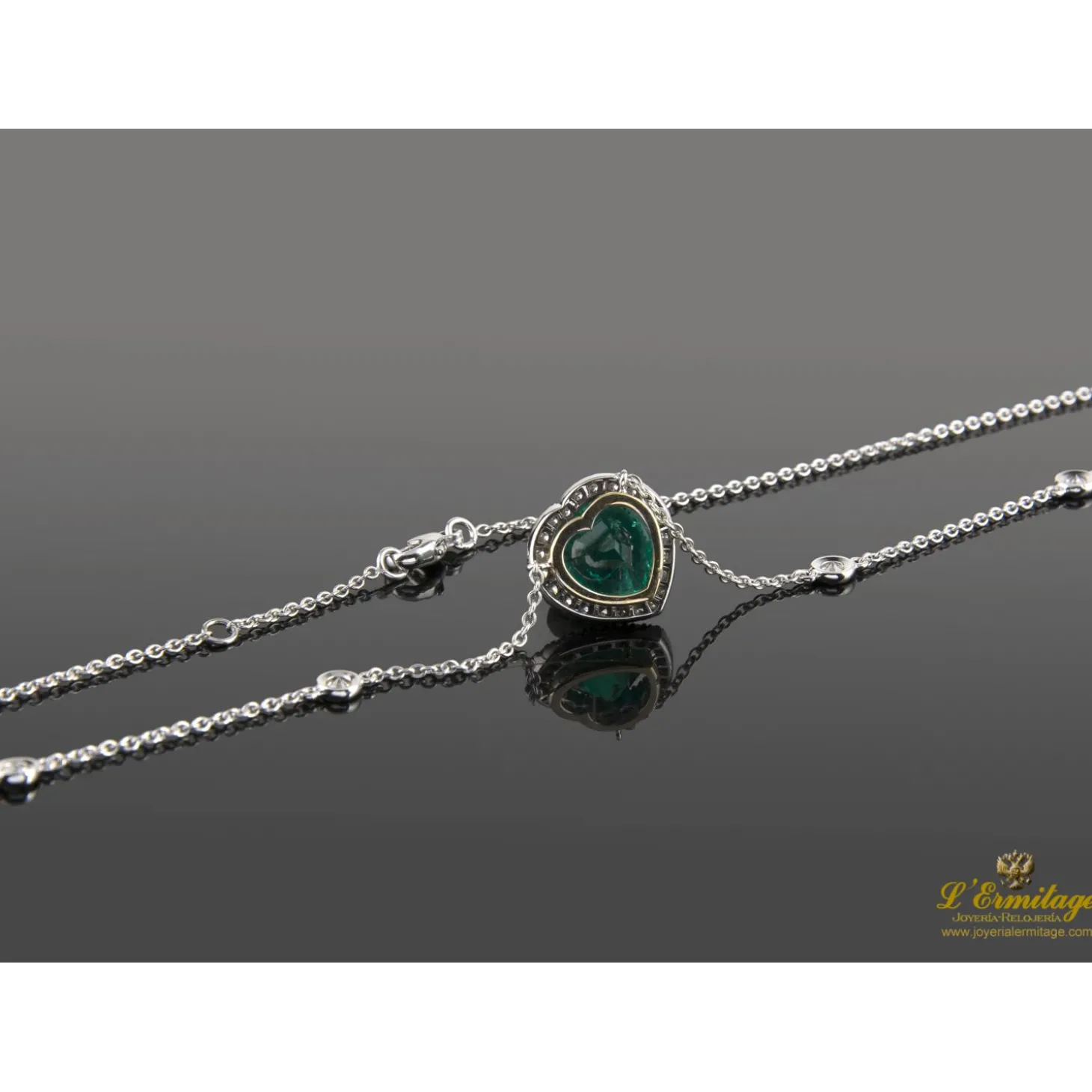 COLLARES Collar en oro blanco esmeralda y diamantes.