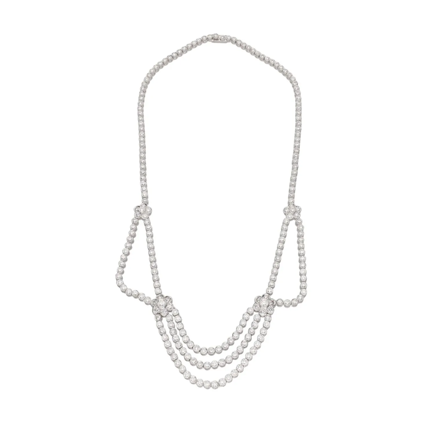 COLLARES Collar en platino con diamantes naturales.