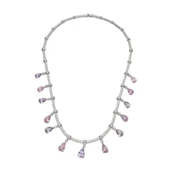 COLLARES Collar firmado por suarez en oro blanco con zafiros fantasía y brillantes.