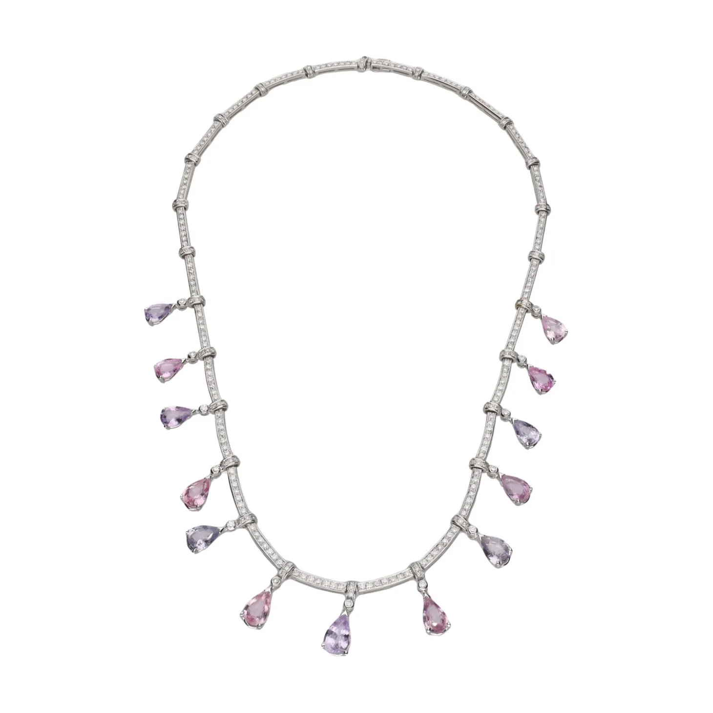 COLLARES Collar firmado por suarez en oro blanco con zafiros fantasía y brillantes.