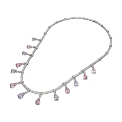 COLLARES Collar firmado por suarez en oro blanco con zafiros fantasía y brillantes.