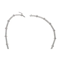 COLLARES Collar firmado por suarez en oro blanco con zafiros fantasía y brillantes.