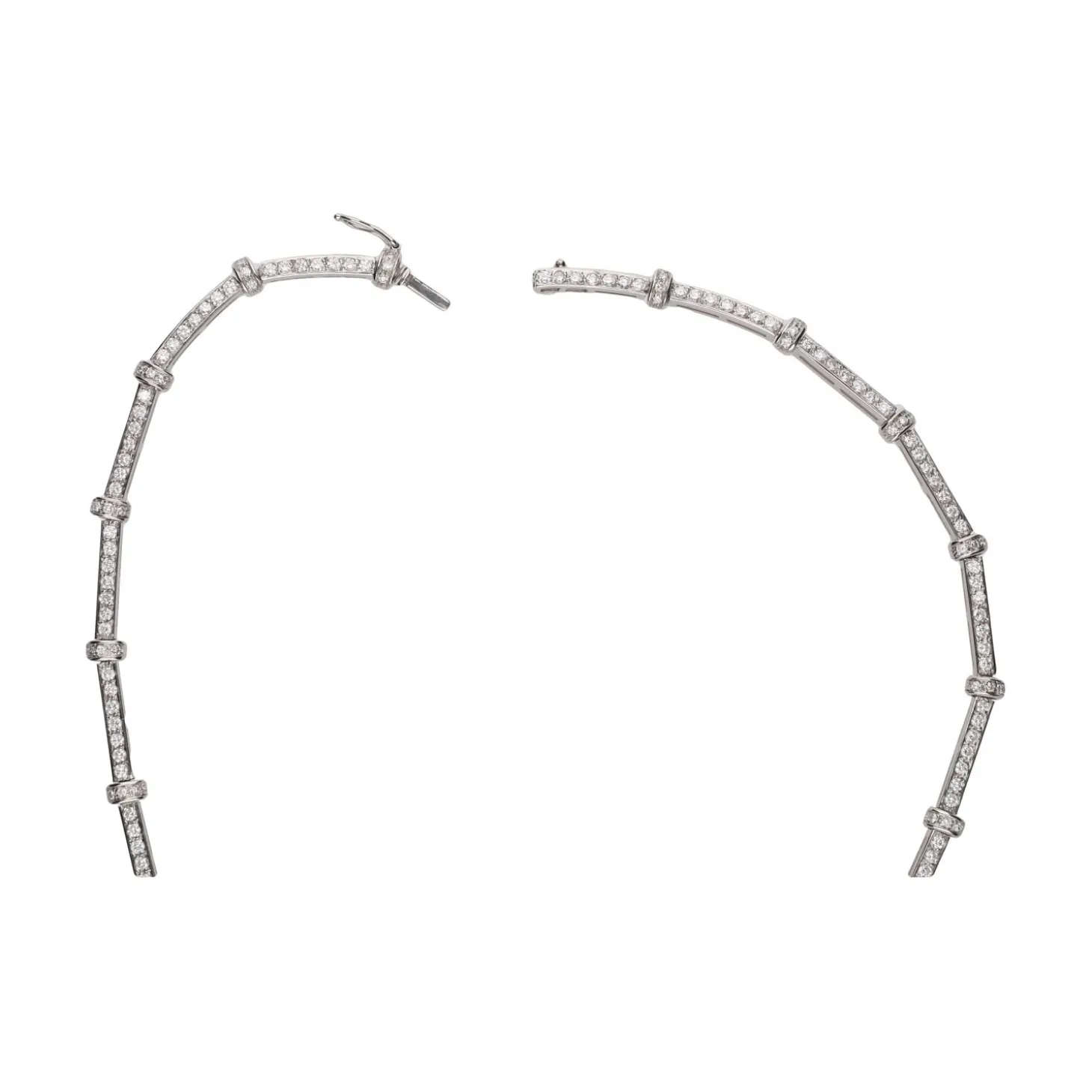 COLLARES Collar firmado por suarez en oro blanco con zafiros fantasía y brillantes.