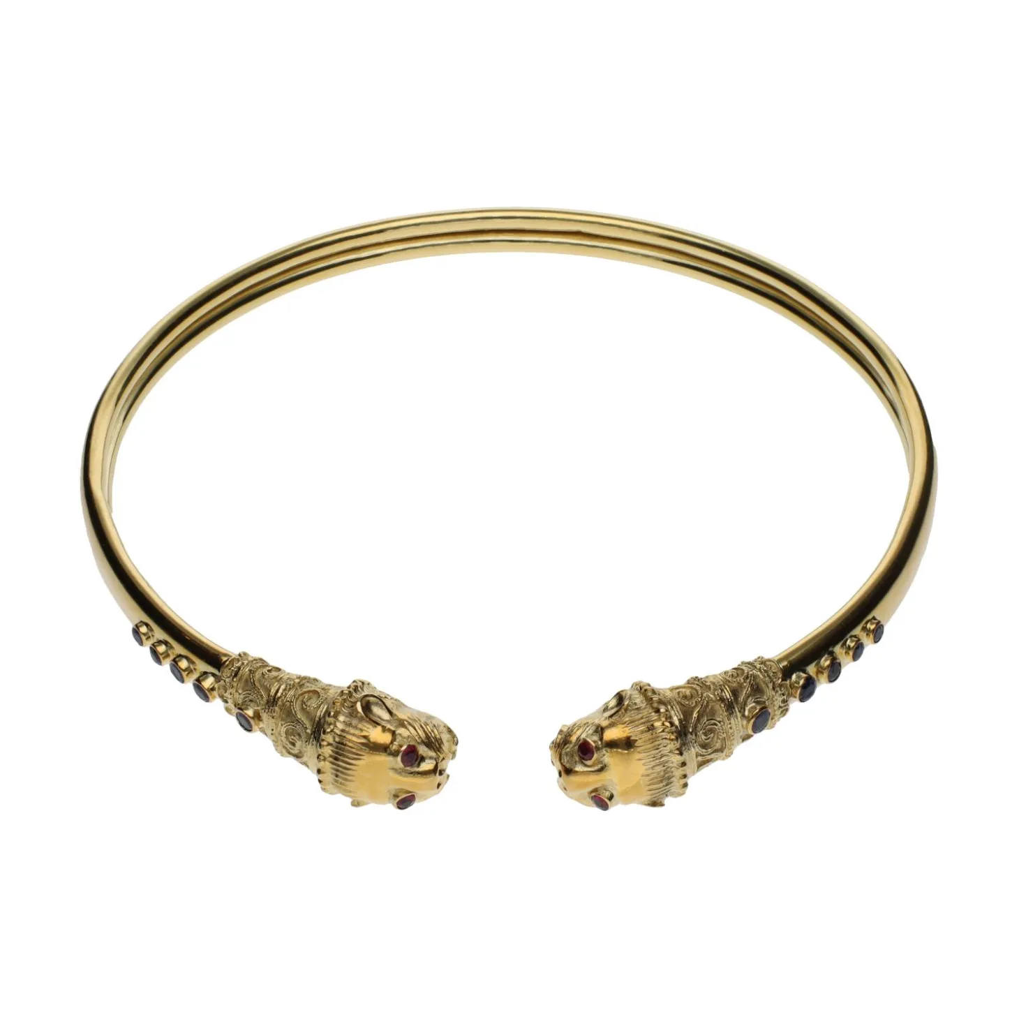 COLLARES Collar gargantilla firmada por zolotas en oro amarillo con zafiros y rubíes.