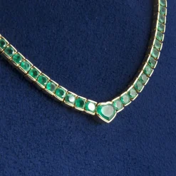 COLLARES Collar oro amarillo y esmeraldas naturales.