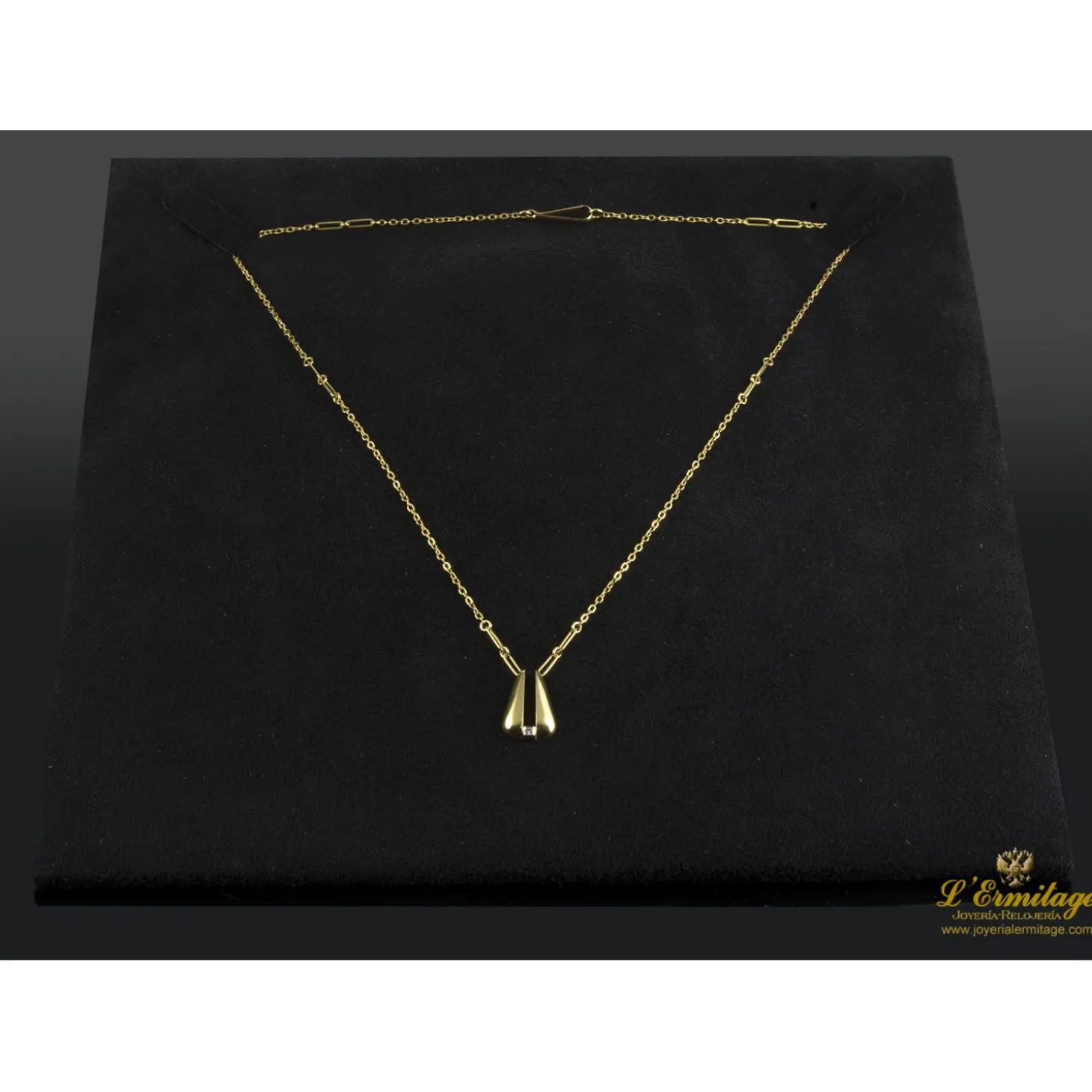 COLLARES Collar realizado en oro amarillo y colgante con un brillante.