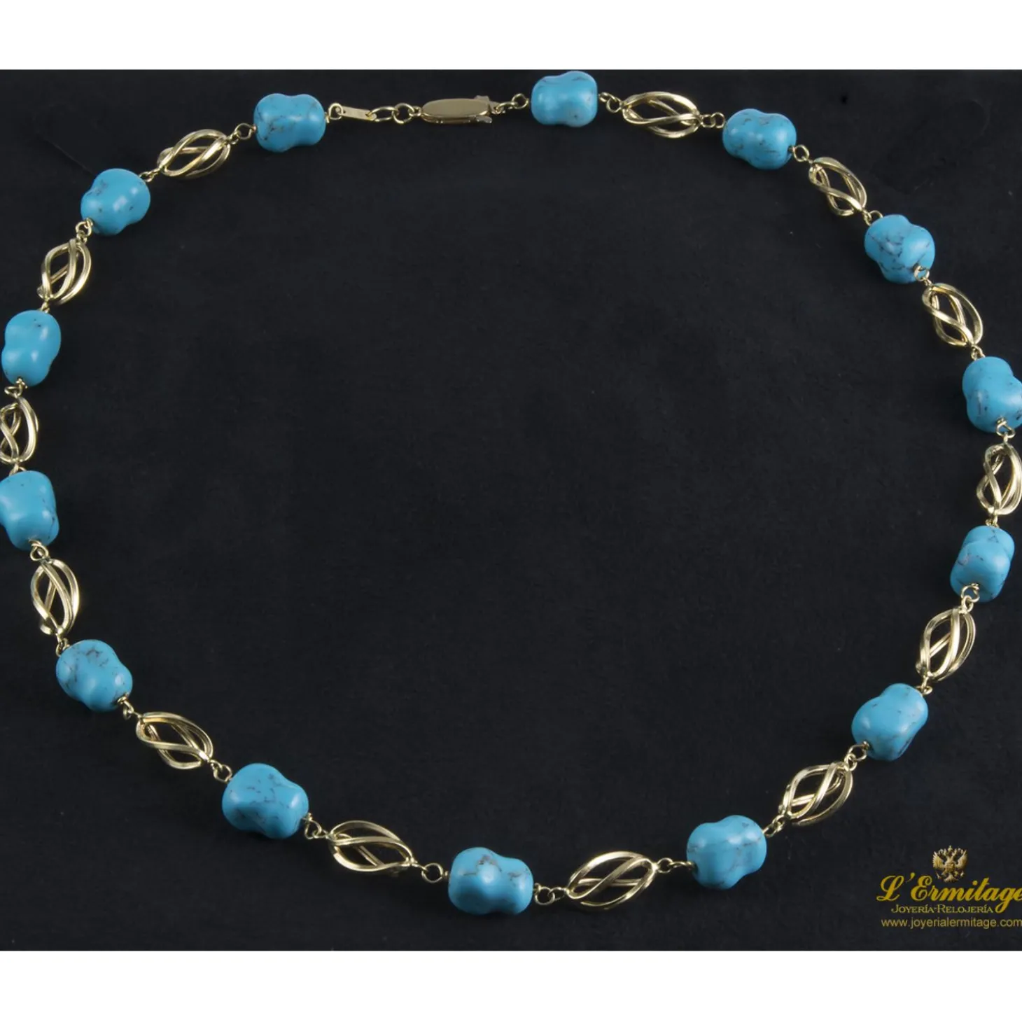COLLARES Collar realizado en oro amarillo con eslabones en forma de jaula y presenta turquesas naturales.