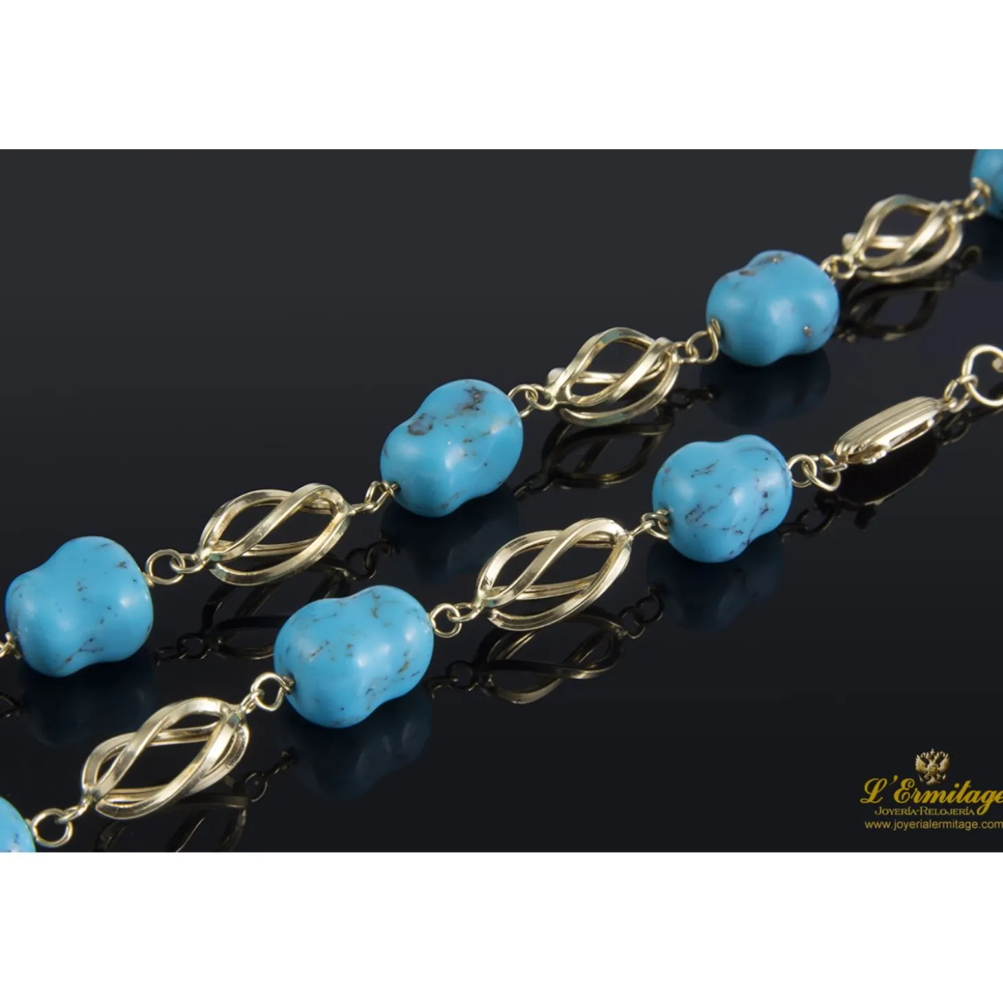 COLLARES Collar realizado en oro amarillo con eslabones en forma de jaula y presenta turquesas naturales.