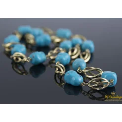 COLLARES Collar realizado en oro amarillo con eslabones en forma de jaula y presenta turquesas naturales.