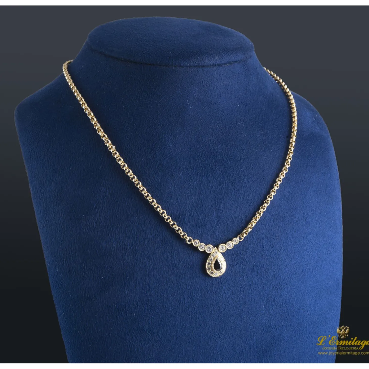 COLLARES Collar realizado en oro amarillo con un zafiro y brillantes .