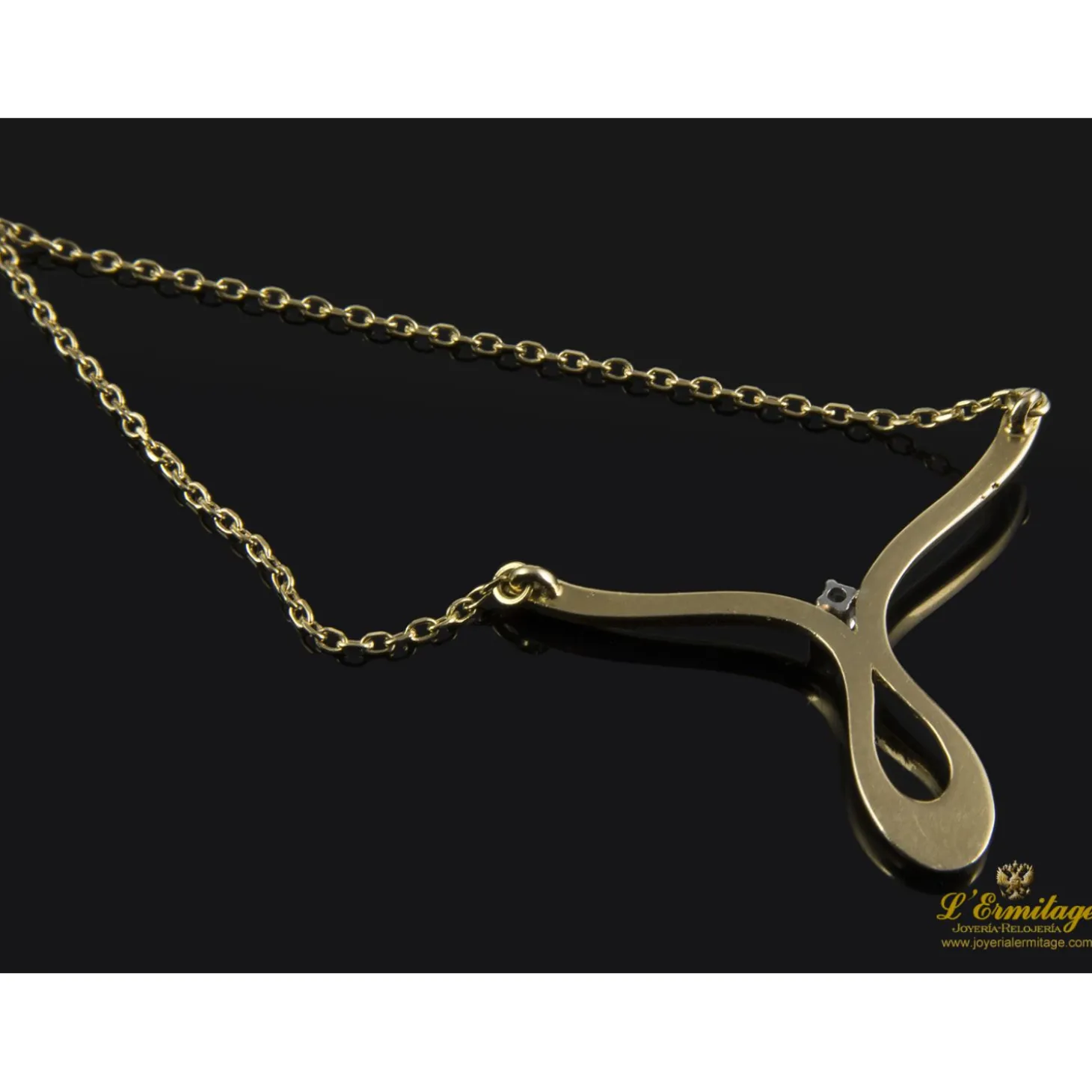 COLLARES Collar realizado en oro amarillo con un brillante.