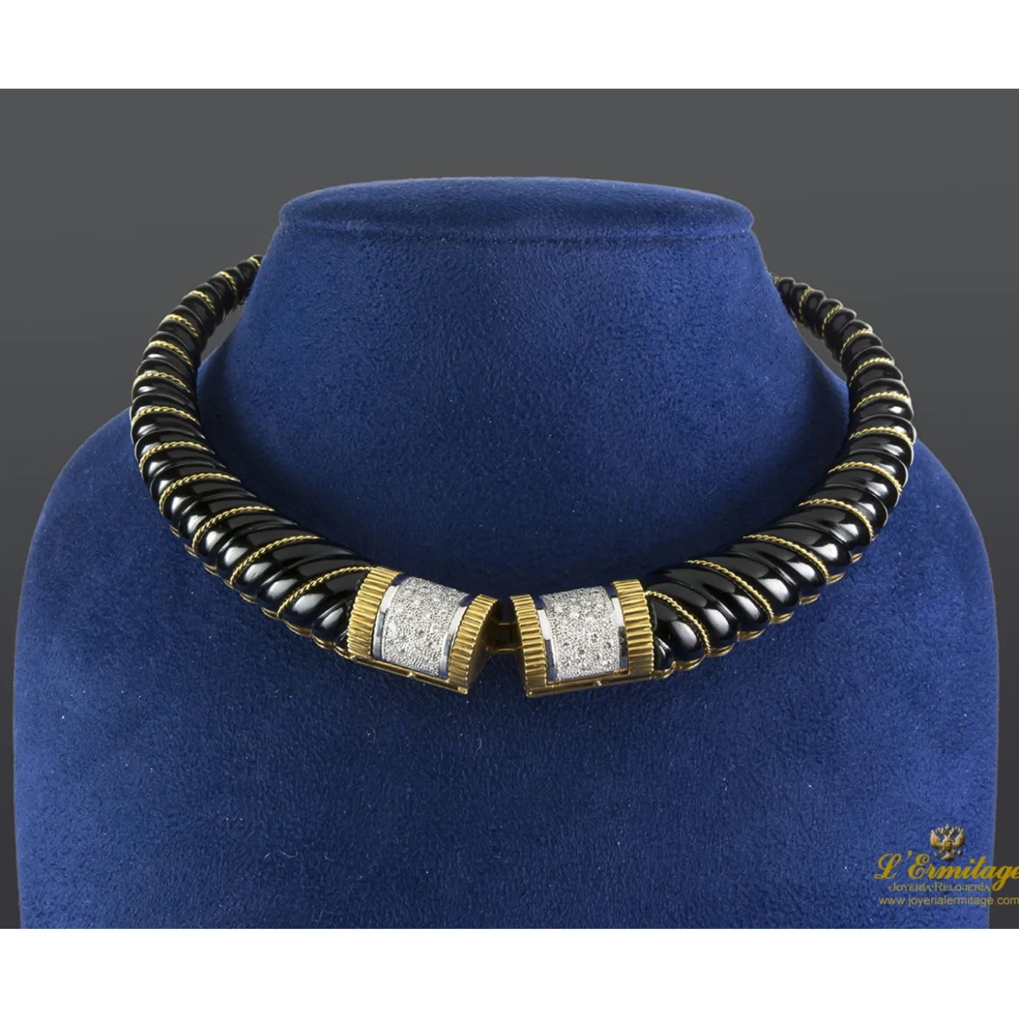 COLLARES Collar rígido realizado en oro amarillo, oro blanco, onix y brillantes.
