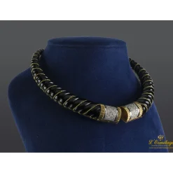 COLLARES Collar rígido realizado en oro amarillo, oro blanco, onix y brillantes.