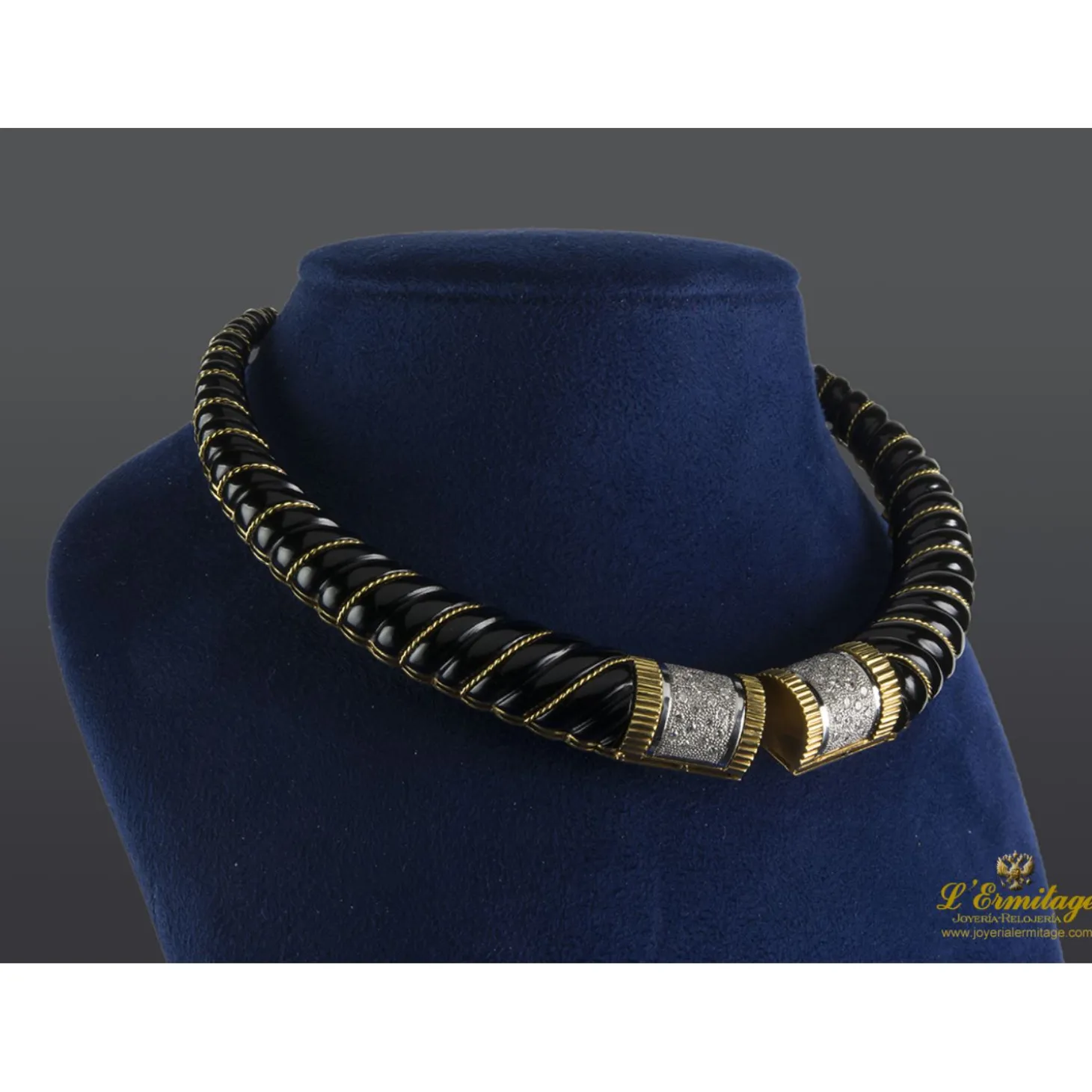 COLLARES Collar rígido realizado en oro amarillo, oro blanco, onix y brillantes.