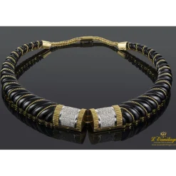 COLLARES Collar rígido realizado en oro amarillo, oro blanco, onix y brillantes.