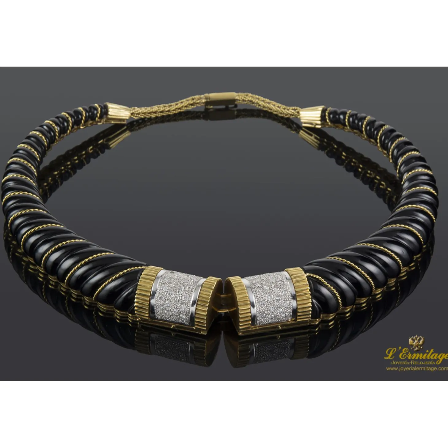 COLLARES Collar rígido realizado en oro amarillo, oro blanco, onix y brillantes.