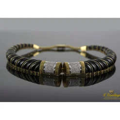 COLLARES Collar rígido realizado en oro amarillo, oro blanco, onix y brillantes.