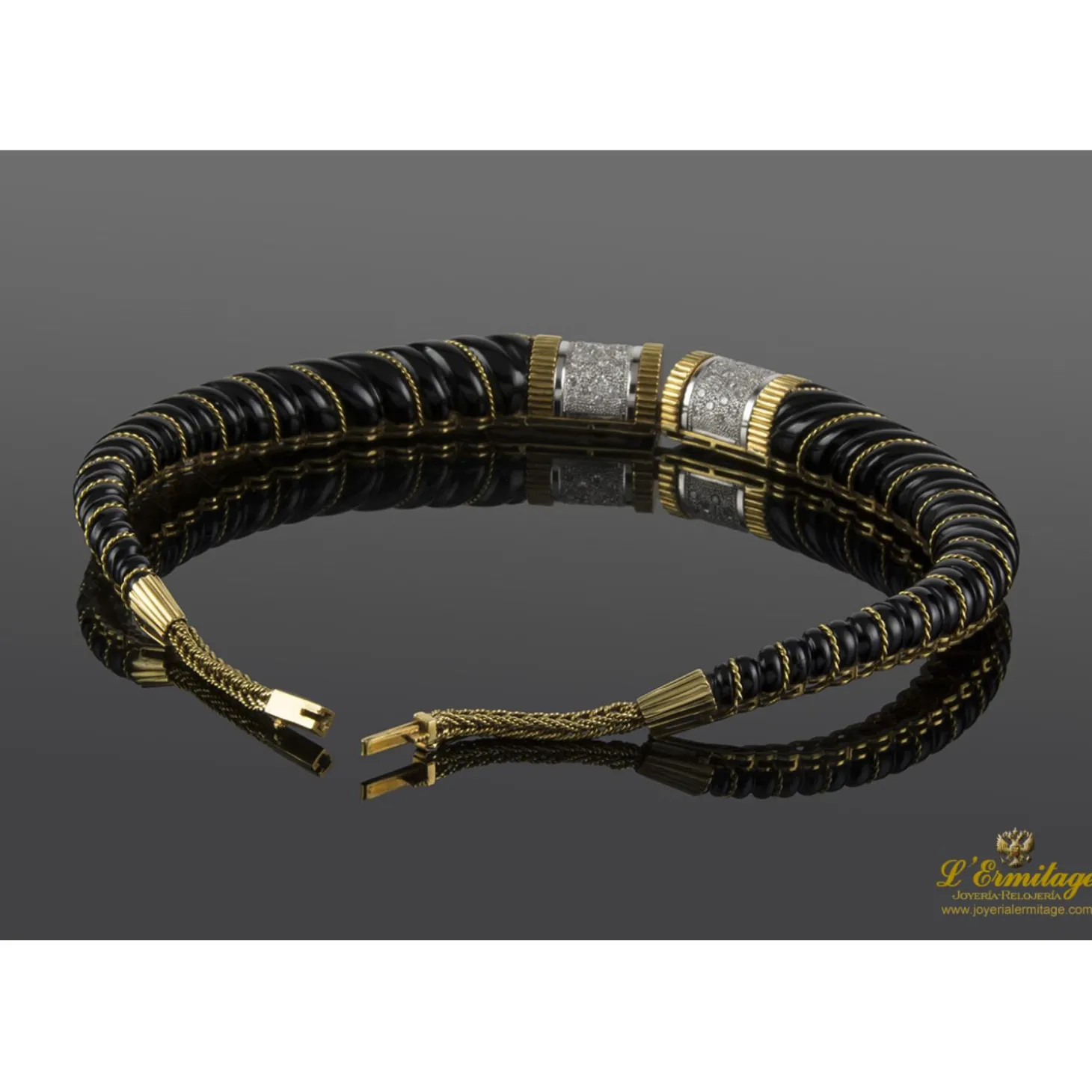 COLLARES Collar rígido realizado en oro amarillo, oro blanco, onix y brillantes.