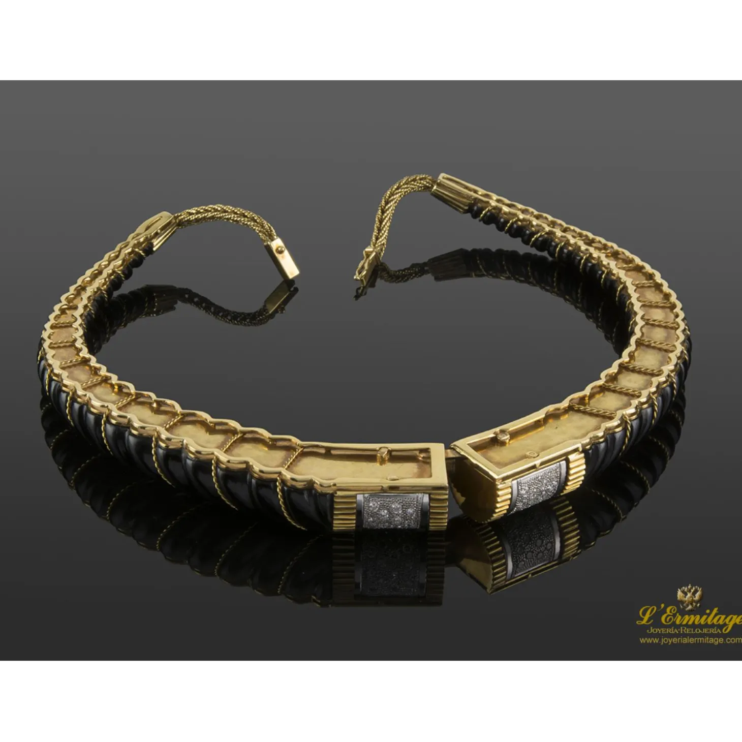 COLLARES Collar rígido realizado en oro amarillo, oro blanco, onix y brillantes.