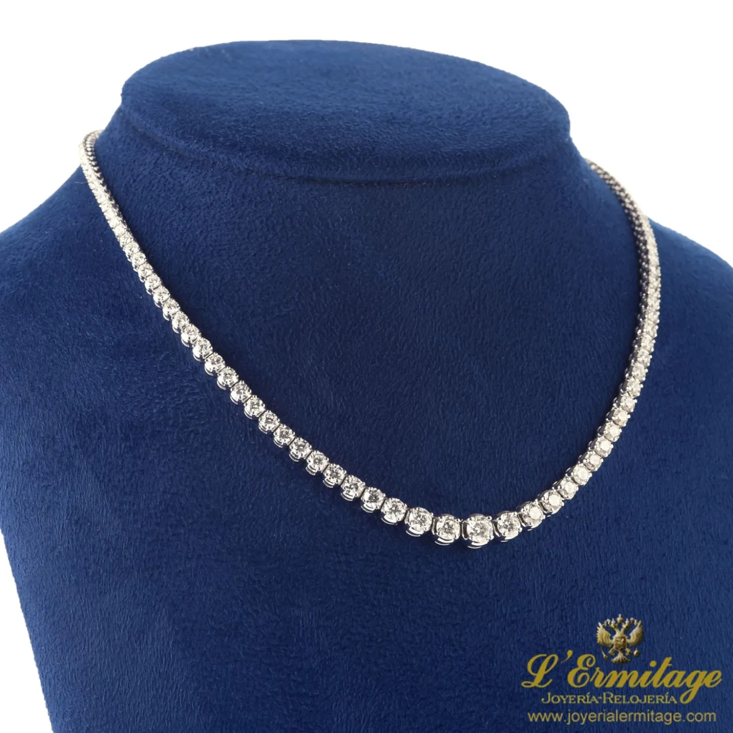 COLLARES Collar riviere en oro blanco con diamantes naturales.