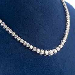 COLLARES Collar riviere en oro blanco con diamantes naturales.