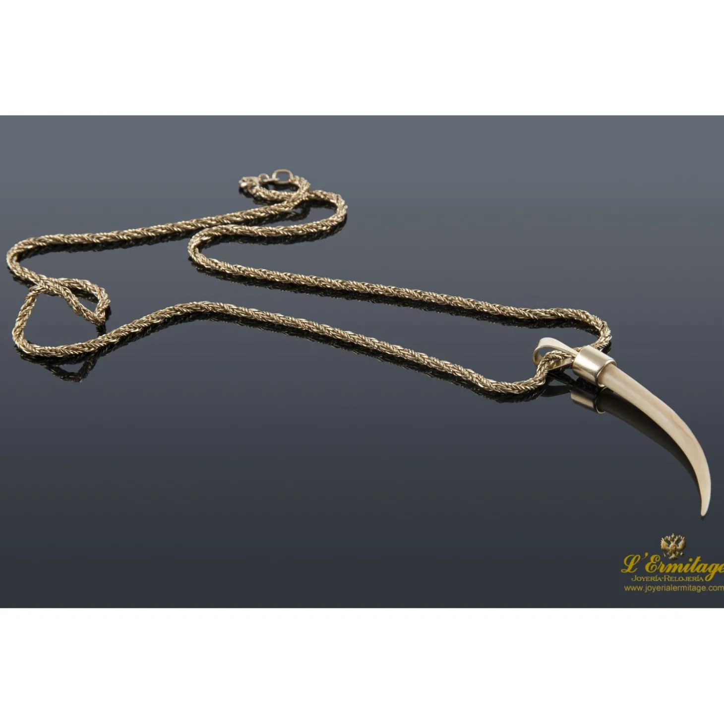 COLLARES Cordón oro amarillo con colgante de felino. 60 Cm largo.