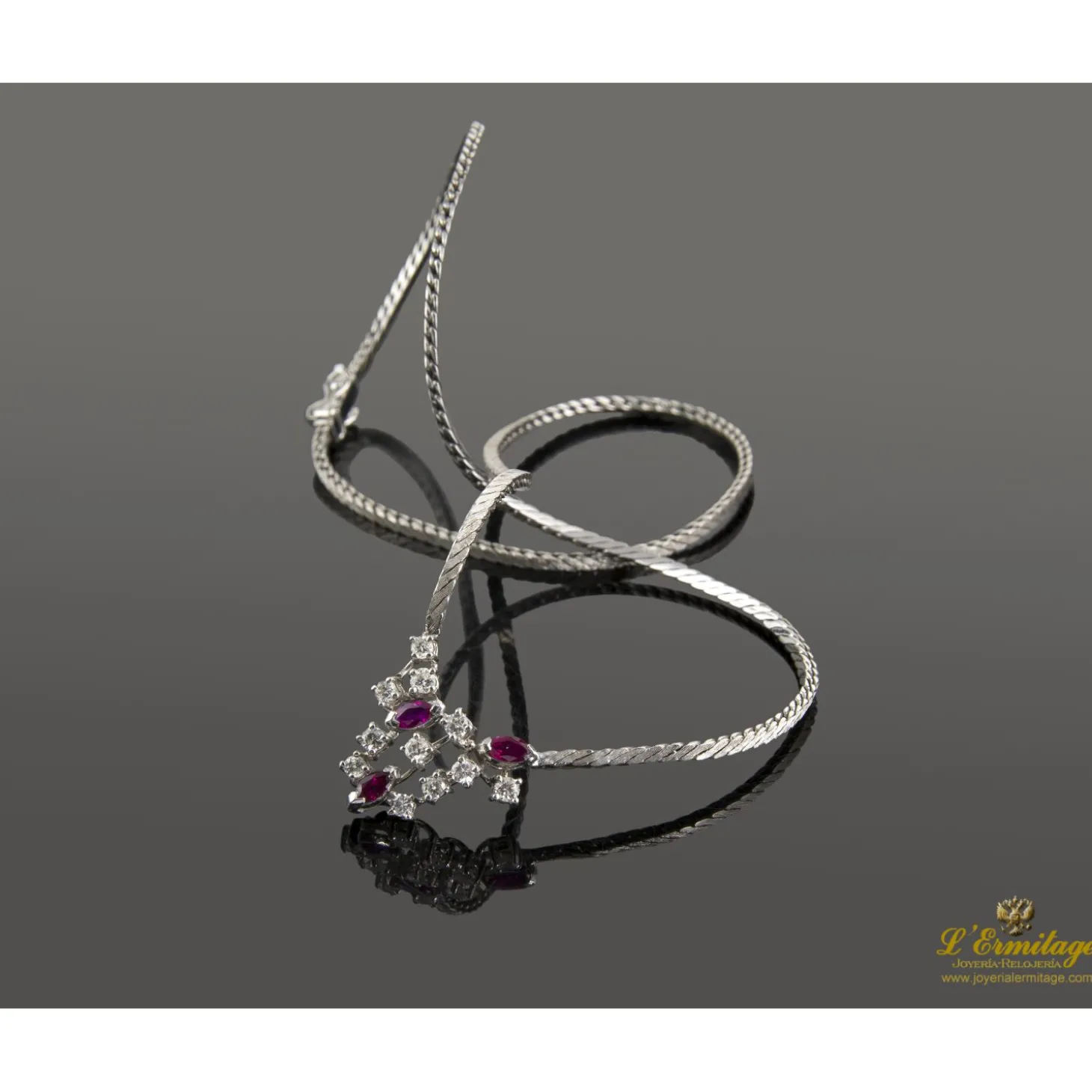 COLLARES Gargantilla oro blanco rubíes y diamantes.