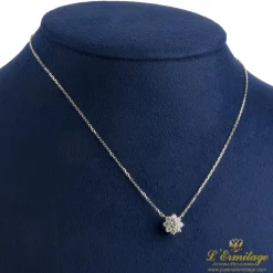 COLLARES Gargantilla oro blanco con rosetón de diamantes. 40 Cm largo