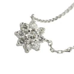 COLLARES Gargantilla oro blanco con rosetón de diamantes. 40 Cm largo