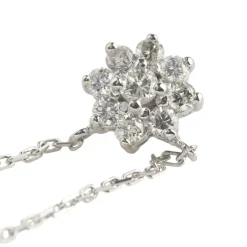 COLLARES Gargantilla oro blanco con rosetón de diamantes. 40 Cm largo