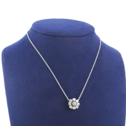 COLLARES Gargantilla oro blanco y rosetón de diamantes. 40 Cm de largo.