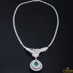 COLLARES Gargantilla oro blanco con colgante de diamantes y esmeralda central