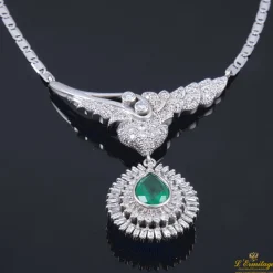 COLLARES Gargantilla oro blanco con colgante de diamantes y esmeralda central