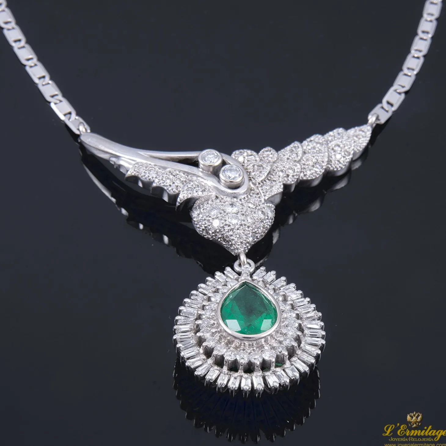 COLLARES Gargantilla oro blanco con colgante de diamantes y esmeralda central