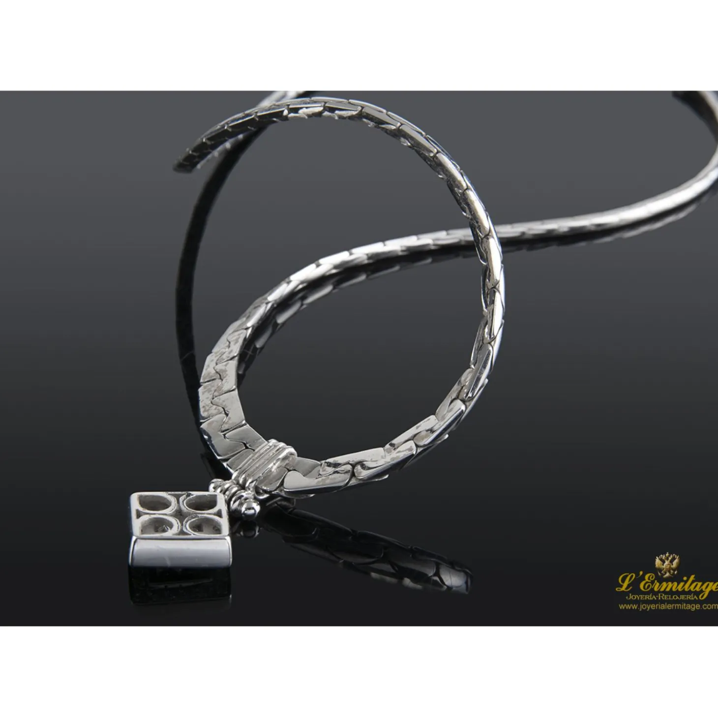 COLLARES Gargantilla oro blanco con colgante de diamantes