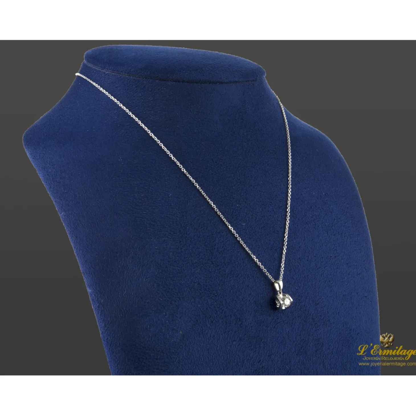 COLLARES Gargantilla solitario oro blanco. 44Cm largo.
