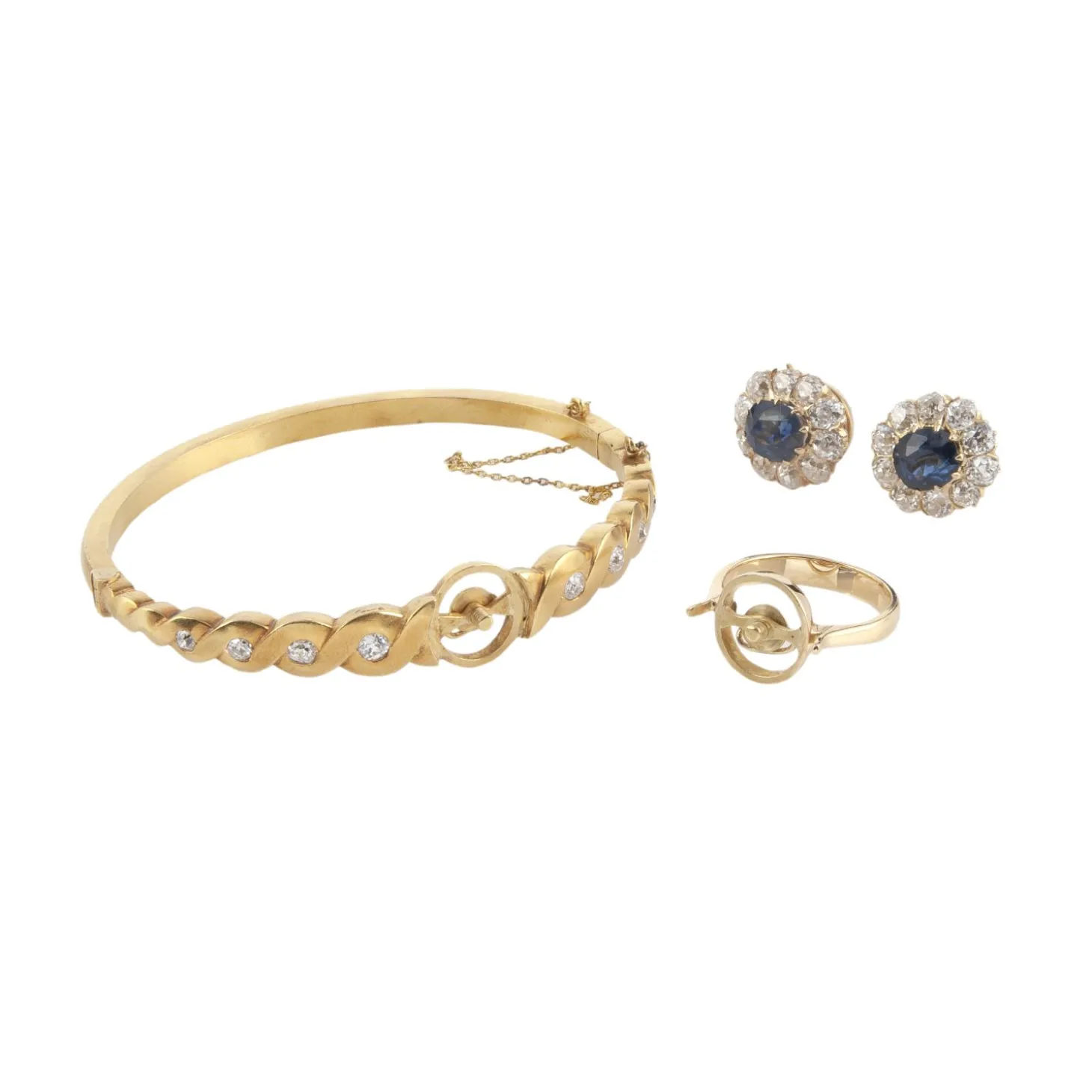 CONJUNTOS DE JOYAS Juego de pendientes, pulsera y sortija antiguos desmontables oro amarillo zafiros y orla de diamantes