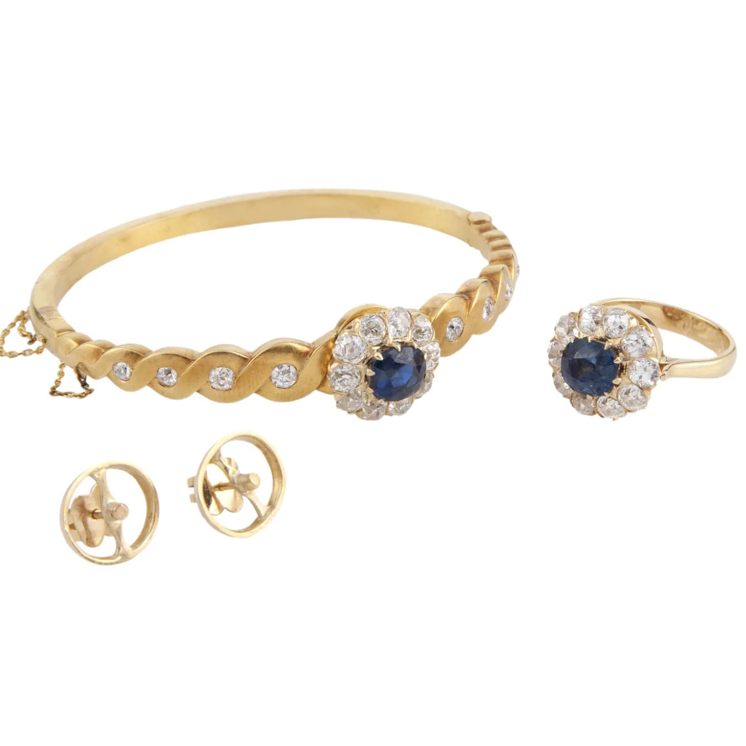 CONJUNTOS DE JOYAS Juego de pendientes, pulsera y sortija antiguos desmontables oro amarillo zafiros y orla de diamantes