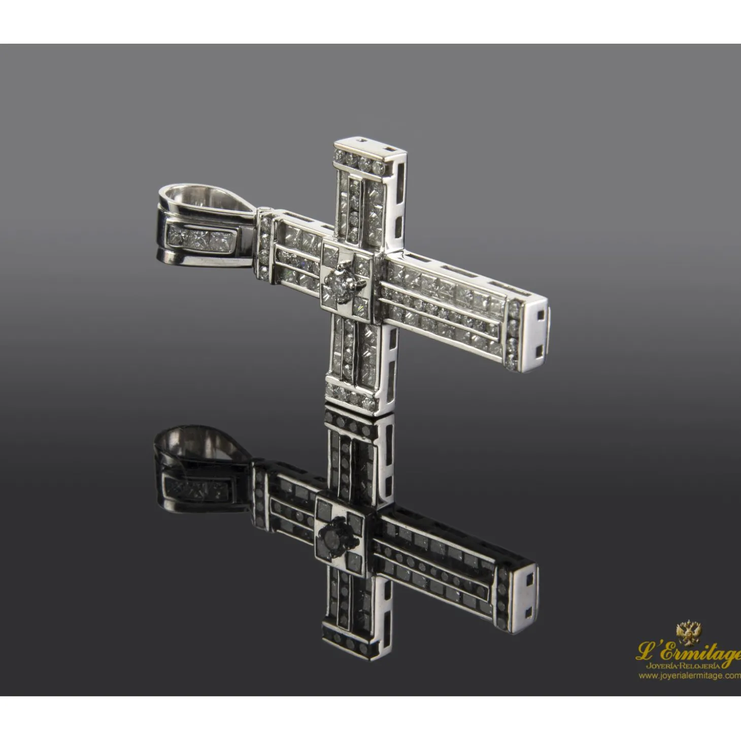 CRUCES Cruz calada oro blanco y diamantes. 40Mm largo x 30mm ancho.