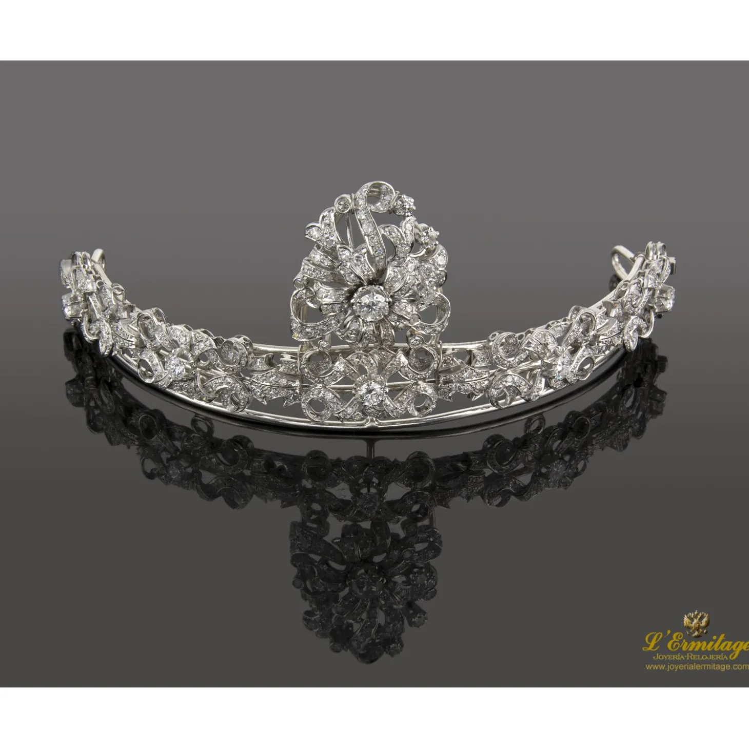 DIADEMAS Diadema realizada en oro blanco con diamantes naturales.