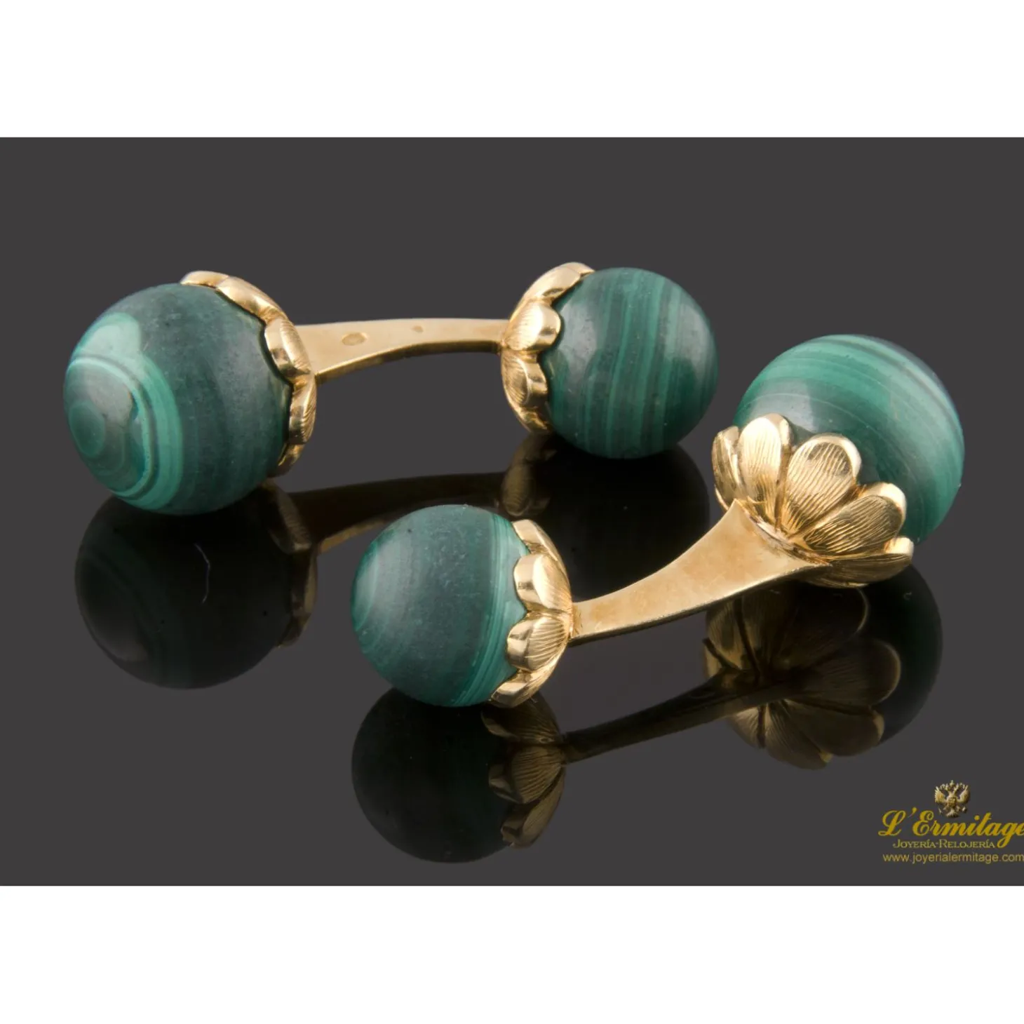 GEMELOS Gemelos con bolas de malaquita montadas en oro amarillo.