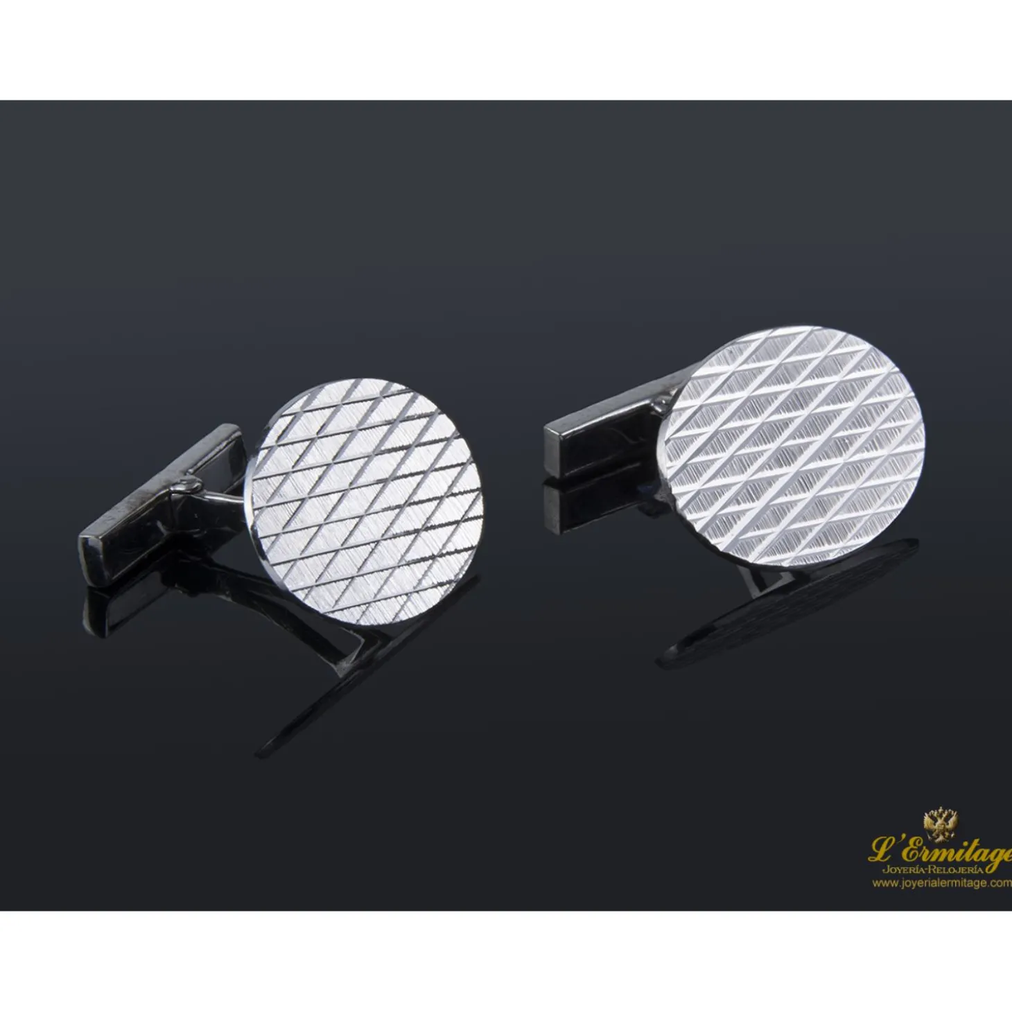 GEMELOS Gemelos realizados en oro blanco en forma oval con grabado a rombos.