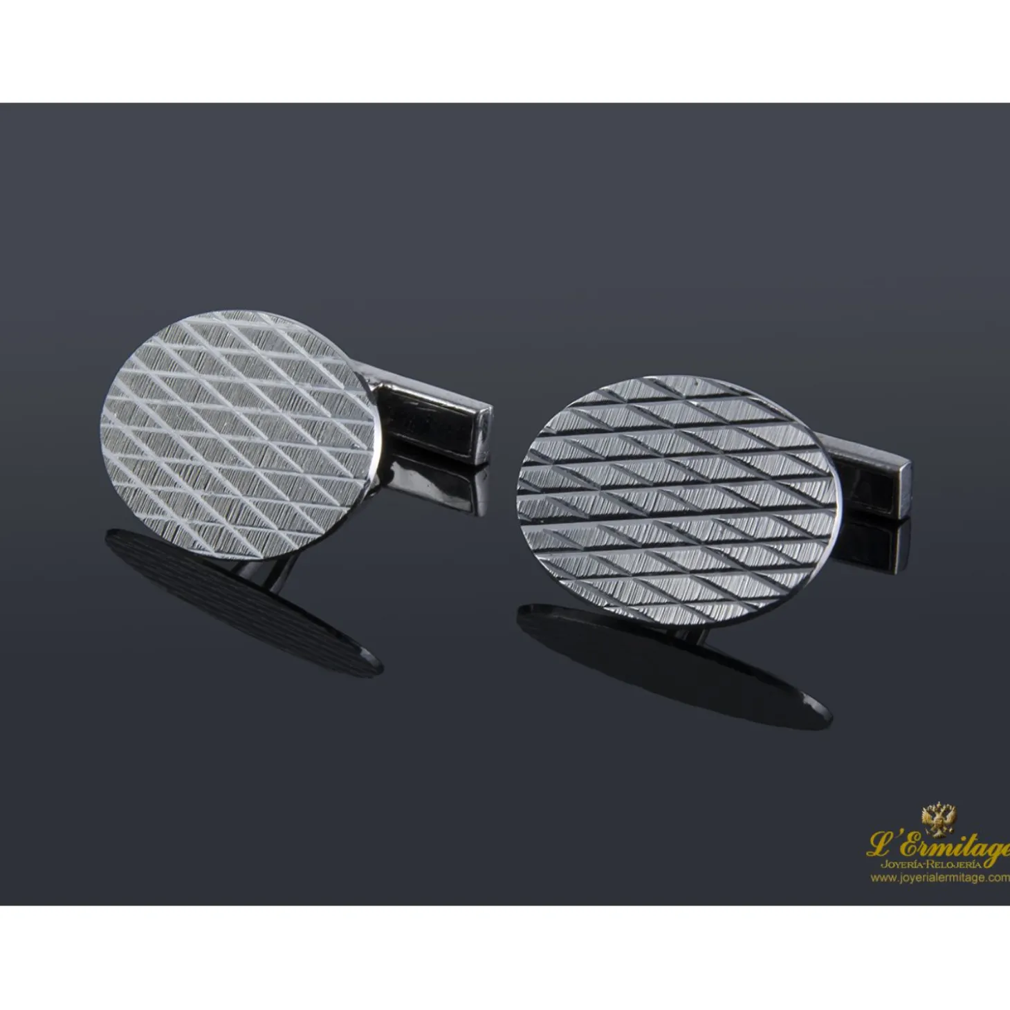 GEMELOS Gemelos realizados en oro blanco en forma oval con grabado a rombos.
