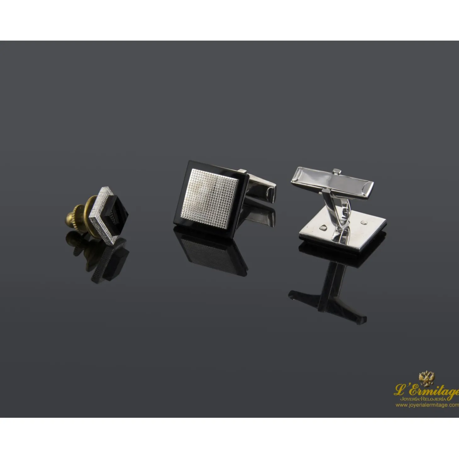 GEMELOS Gemelos y botón realizados en oro blanco y ónix.