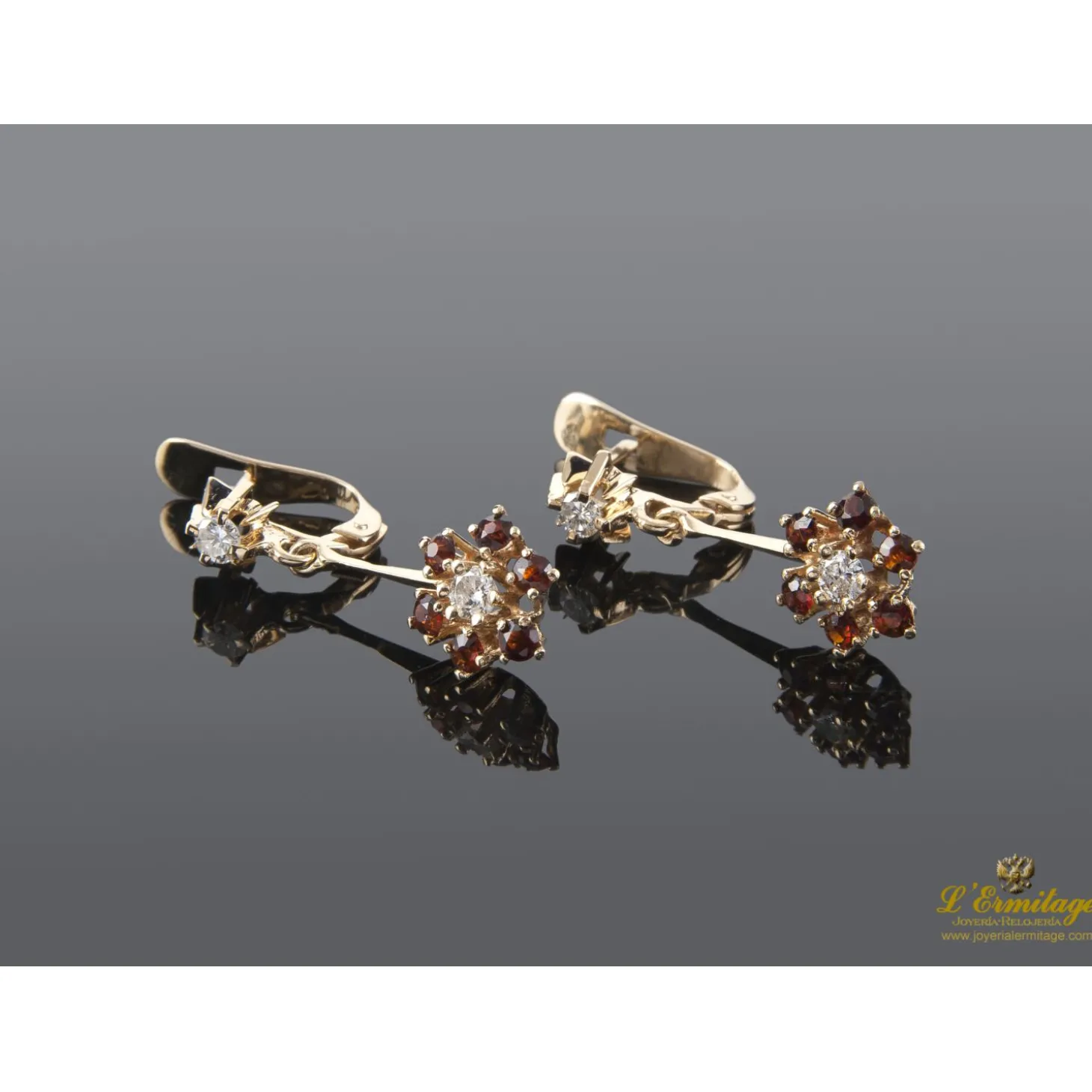 PENDIENTES Pendeintes en oro amarillo con granates y brillantes.