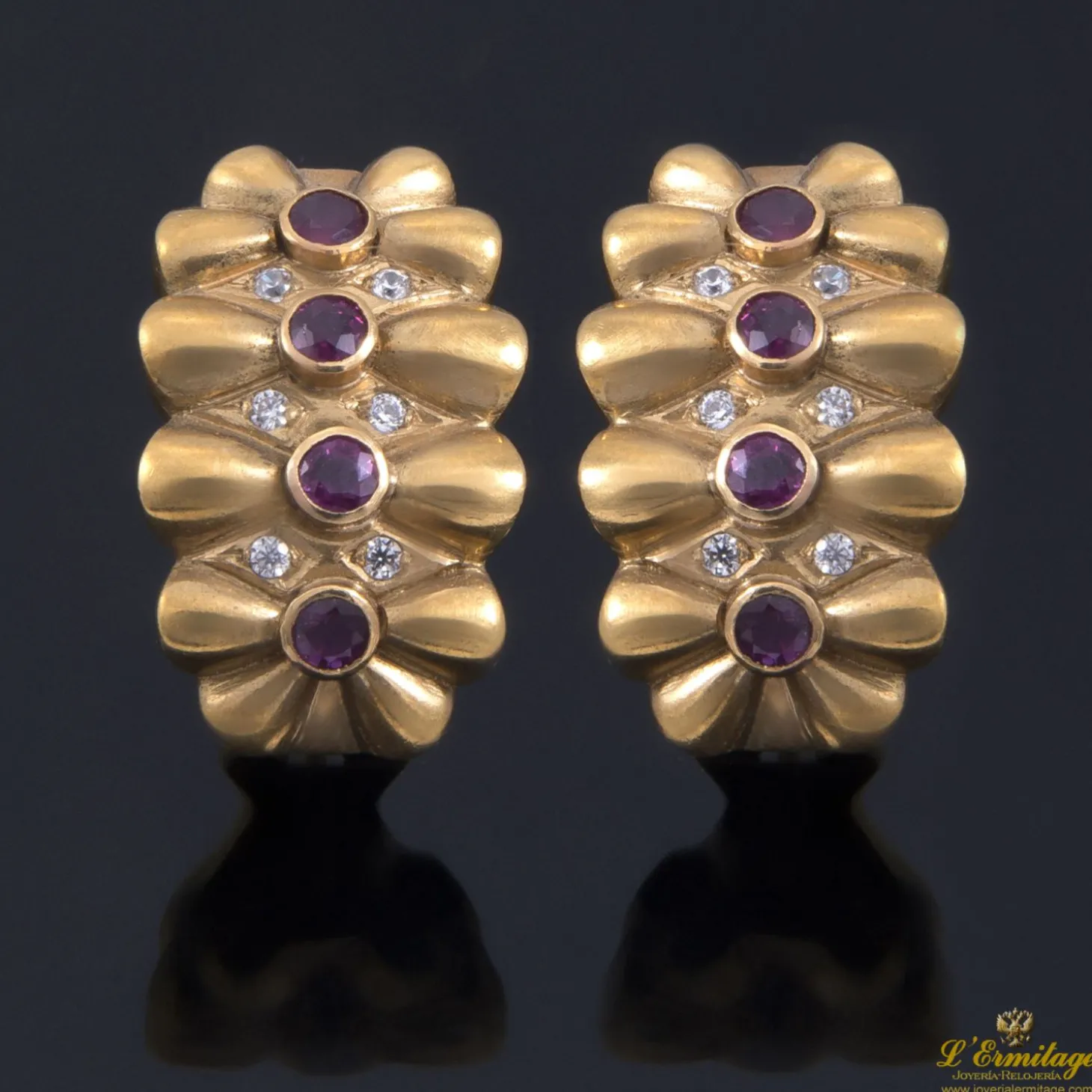 PENDIENTES Pendientes antiguos en oro amarillo con rubíes y diamantes.